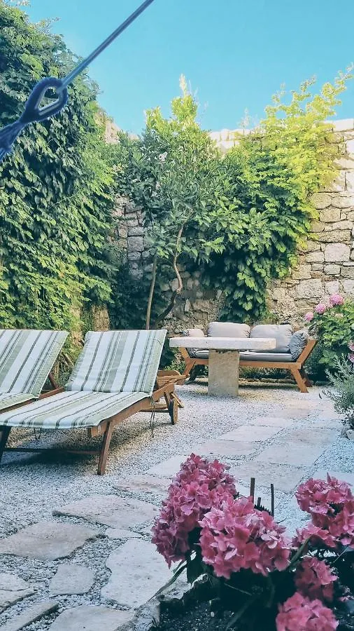Feriehus Rector'S Villa - Charming Retreat In Old Town With Jacuzzi In Private Courtyard Rab Town