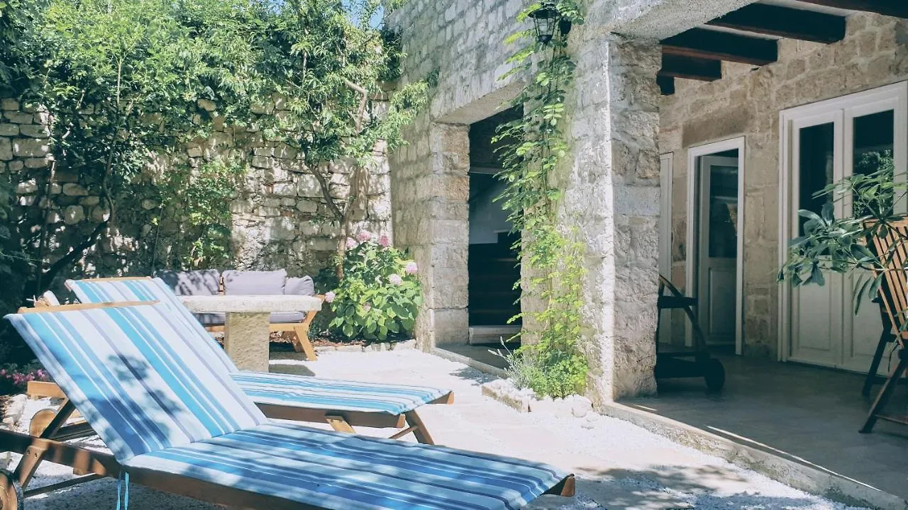 Rector'S Villa - Charming Retreat In Old Town With Jacuzzi In Private Courtyard Rab Town