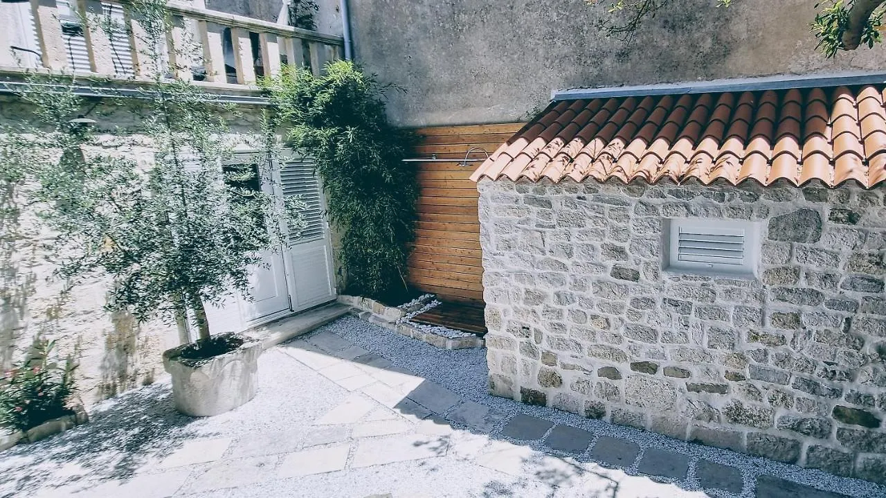 Rector'S Villa - Charming Retreat In Old Town With Jacuzzi In Private Courtyard Rab Town