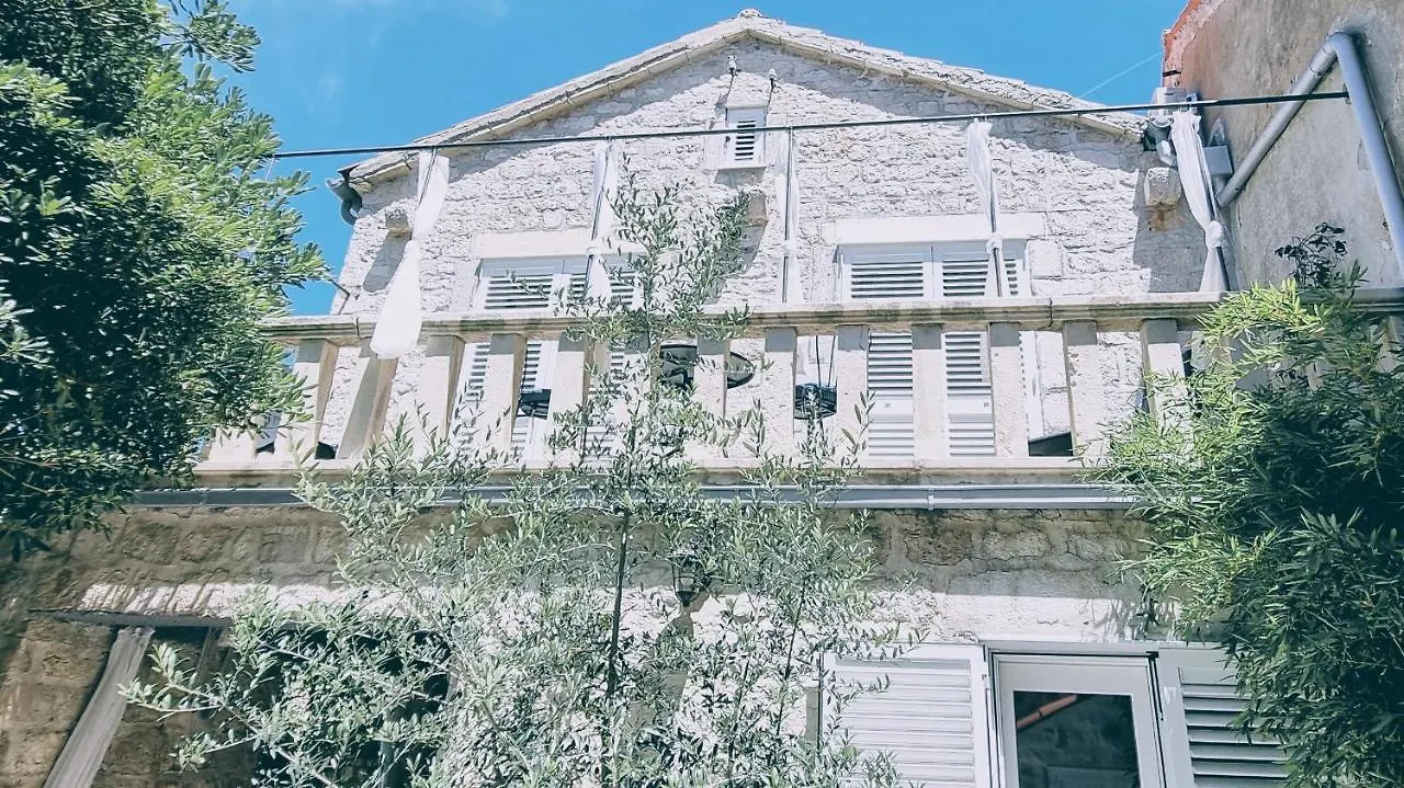 Rector'S Villa - Charming Retreat In Old Town With Jacuzzi In Private Courtyard ラブ 別荘