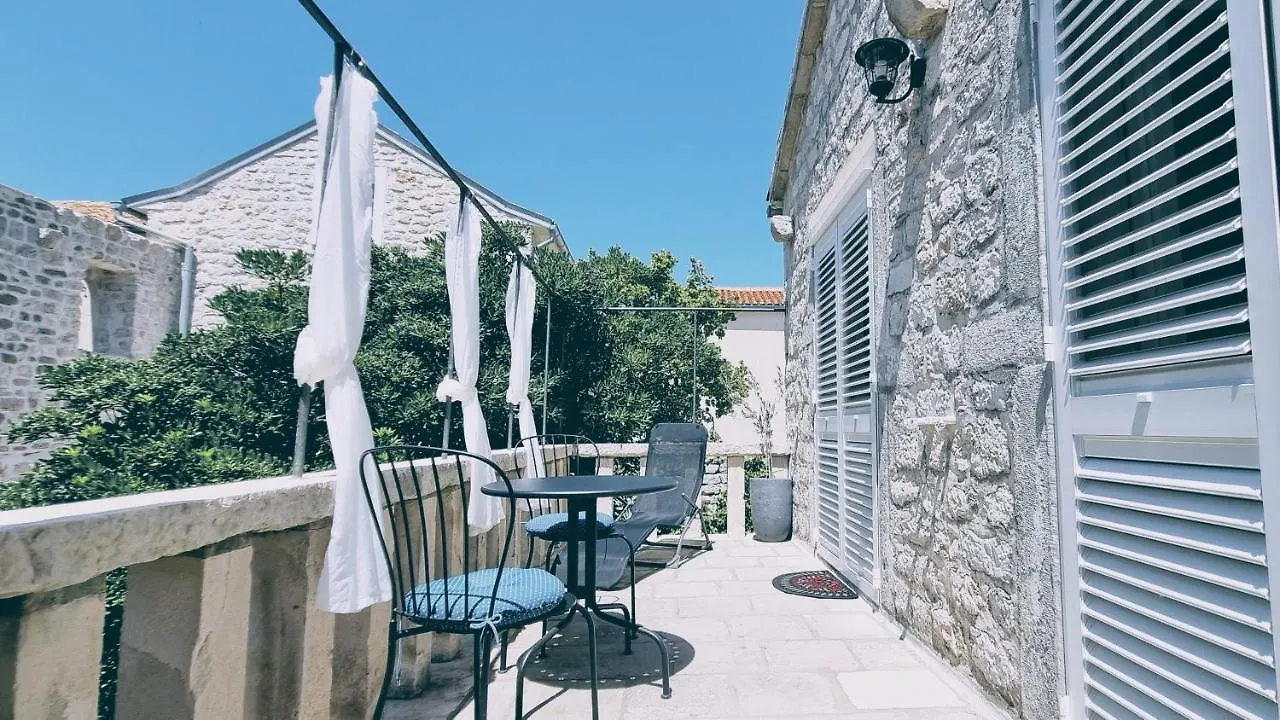 Rector'S Villa - Charming Retreat In Old Town With Jacuzzi In Private Courtyard Rab Town